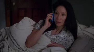 Eberjey Nightingale Court Pyjama porté par le Dr Joan Watson (Lucy Liu) dans le Primaire (S05E15)