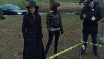 Marissa Webb Feria Manteau porté par le Dr Joan Watson (Lucy Liu) dans le Primaire (S05E15)