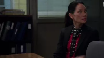 Miu Miu Imprimé Crêpe de Chine de Soie Haut porté par le Dr Joan Watson (Lucy Liu) dans le Primaire (S05E15)