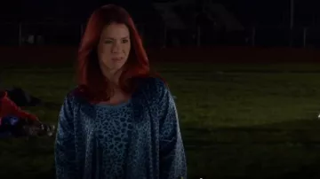 Betsey Johnson Sensuelle Satin Stretch Envelopper porté par Tamara (Jillian Rose Reed) dans Maladroite. (S04E01)