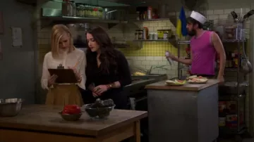 Alice + Olivia Lee Pleated Skirt in Tan worn by Caroline Channing (Beth Behrs) in 2 Broke Girls (S06E01)