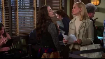 Miu Miu Matelassé Sacoche de Cuir porté par Caroline Channing (Beth Behrs) dans 2 Broke Girls (S06E01)
