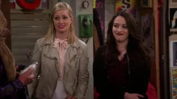 Vesper Chemisier sans Manches Avec Cravate au Cou porté par Caroline Channing (Beth Behrs) dans 2 Broke Girls (S06E04)