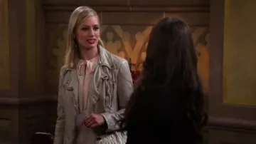 Peuple libre Végétalien en Cuir à Capuchon Veste de Moto en Gris clair porté par Caroline Channing (Beth Behrs) dans 2 Broke Girls (S06E04)