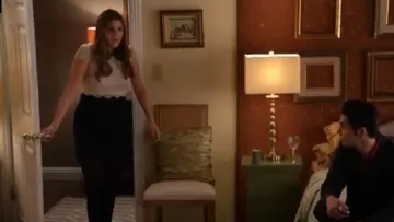 Betsey Johnson Cap Sleeve Deux Tons Dentelle Robe Fourreau porté par Sadie Saxton (Molly Tarlov) dans Maladroite. (S05E05)