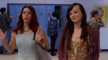 Kimchi Blue Lace-Haut Patineur de Robe de chez Urban Outfitters porté par Tamara (Jillian Rose Reed) dans Maladroite. (S04E02)