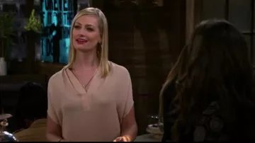 Vince Liste Chemisier porté par Caroline Channing (Beth Behrs) dans 2 Broke Girls (S06E05)