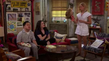 Betsey Johnson Vintage Volant de Trim Terry Robe portée par Caroline Channing (Beth Behrs) dans 2 Broke Girls (S06E07)