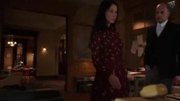 Alice + Olivia Loran Jupe Foncé Bordeaux porté par le Dr Joan Watson (Lucy Liu) dans le Primaire (S05E19)