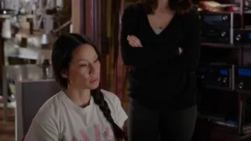 Le Grand, le Palm Crew Tee porté par le Dr Joan Watson (Lucy Liu) dans le Primaire (S05E16)