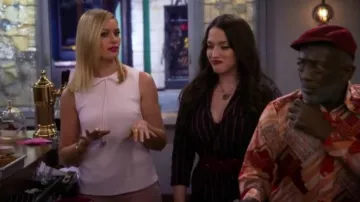 Ted Baker Natalle Arc-en Détail Haut porté par Caroline Channing (Beth Behrs) dans 2 Broke Girls (S06E09)