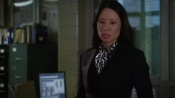 Marc Jacobs Cravate au Cou Caniche Imprimer Chemisier porté par le Dr Joan Watson (Lucy Liu) dans le Primaire (S05E16)