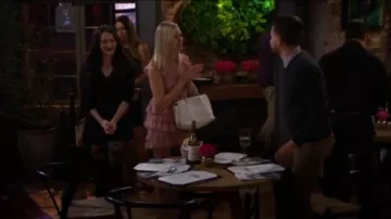 Aqua Dentelle Col montant Robe Rose Poussière portée par Caroline Channing (Beth Behrs) dans 2 Broke Girls (S06E09)