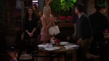 Miu Miu Matelassé Sacoche de Cuir porté par Caroline Channing (Beth Behrs) dans 2 Broke Girls (S06E09)