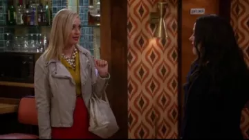 Peuple libre Végétalien en Cuir à Capuchon Veste de Moto en Gris clair porté par Caroline Channing (Beth Behrs) dans 2 Broke Girls (S06E09)