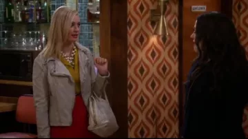Miu Miu Matelassé Sacoche de Cuir porté par Caroline Channing (Beth Behrs) dans 2 Broke Girls (S06E09)