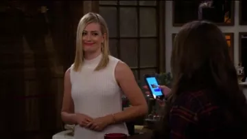 Saks Fifth Avenue Collection en Cachemire à Col Haut porté par Caroline Channing (Beth Behrs) dans 2 Broke Girls (S06E10)