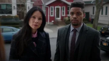 Marissa Webb Feria Manteau porté par le Dr Joan Watson (Lucy Liu) dans le Primaire (S05E17)