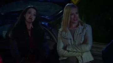 Peuple libre Végétalien en Cuir à Capuchon Veste de Moto en Gris clair porté par Caroline Channing (Beth Behrs) dans 2 Broke Girls (S06E11)