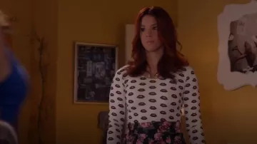 American Apparel Lèvres d'Impression Crop Top porté par Tamara (Jillian Rose Reed) dans Maladroite. (S04E03)