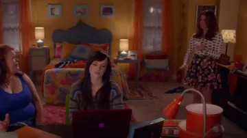 Falda Circular H&M en Floral usada por Tamara (Jillian Rose Reed) en Awkward. (S04E03)