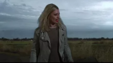 Peuple libre Végétalien en Cuir à Capuchon Veste de Moto en Gris clair porté par Caroline Channing (Beth Behrs) dans 2 Broke Girls (S06E12)