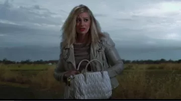 Miu Miu Matelassé Sacoche de Cuir porté par Caroline Channing (Beth Behrs) dans 2 Broke Girls (S06E12)