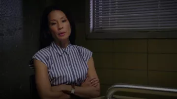 Alexander Wang Cravate-front Rayé Shirt porté par le Dr Joan Watson (Lucy Liu) dans le Primaire (S06E02)