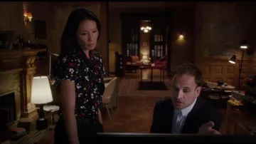 Marc Jacobs Bouton Flutter Haut à Manches porté par le Dr Joan Watson (Lucy Liu) dans le Primaire (S06E02)
