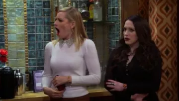 Alice + Olivia Ère Agrémentée de Collier de Chandail porté par Caroline Channing (Beth Behrs) dans 2 Broke Girls (S06E14)