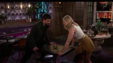 Alice + Olivia Lee Jupe Plissée en Tan porté par Caroline Channing (Beth Behrs) dans 2 Broke Girls (S06E14)