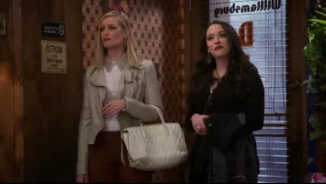 Peuple libre Végétalien en Cuir à Capuchon Veste de Moto en Gris clair porté par Caroline Channing (Beth Behrs) dans 2 Broke Girls (S06E14)