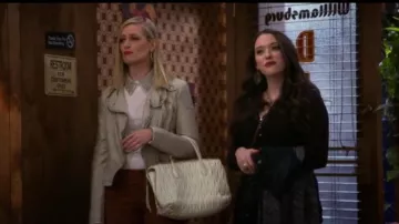 Miu Miu Matelassé Sacoche de Cuir porté par Caroline Channing (Beth Behrs) dans 2 Broke Girls (S06E14)