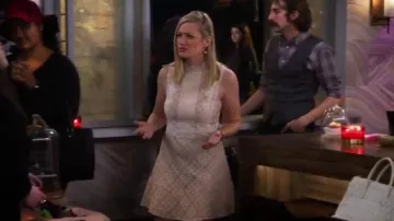 Sandro Robe en Dentelle porté par Caroline Channing (Beth Behrs) dans 2 Broke Girls (S06E15)
