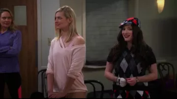 Lna Fallon Chandail porté par Caroline Channing (Beth Behrs) dans 2 Broke Girls (S06E16)