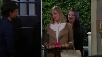 Ted Baker Chessy Manteau Taupe porté par Caroline Channing (Beth Behrs) dans 2 Broke Girls (S06E17)