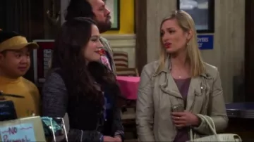 Peuple libre Végétalien en Cuir à Capuchon Veste de Moto en Gris clair porté par Caroline Channing (Beth Behrs) dans 2 Broke Girls (S06E18)