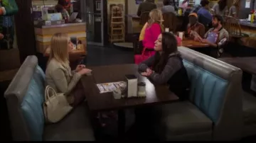 Miu Miu Matelassé Sacoche de Cuir porté par Caroline Channing (Beth Behrs) dans 2 Broke Girls (S06E18)