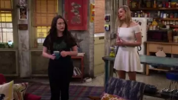 Alice + Olivia Carisi Dress worn by Caroline Channing (Beth Behrs) in 2 Broke Girls (S06E19)