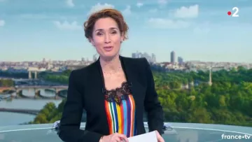 El caraco de encaje a rayas multicolor de Marie-Sophie Lacarrau en Journal de 13 heures de France 2 del 18/01/2019