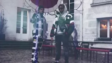 Le pantalon de survêtement à carreaux noir et blanc Avnier de Orelsan dans son clip Tout ce que je sais feat. YBN Cordae