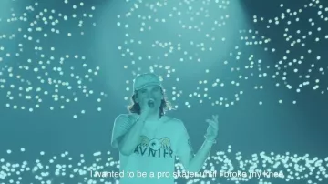 Le t-shirt imprimé Oeil Avnier porté par Orelsan dans son clip Tout ce que je sais feat. YBN Cordae