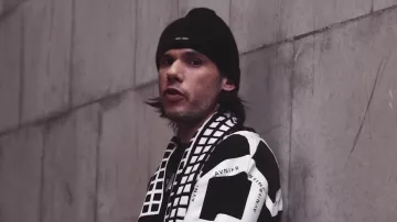 Le bonnet noir Saint James de Orelsan dans OrelSan - Tout ce que je sais (feat. YBN Cordae) [CLIP OFFICIEL]