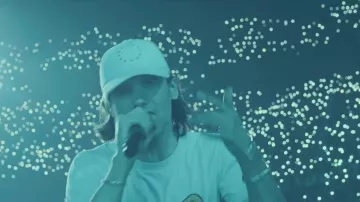 La casquette Tuff Europe blanche par Etudes de Orelsan dans son clip Tout ce que je sais feat. YBN Cordae