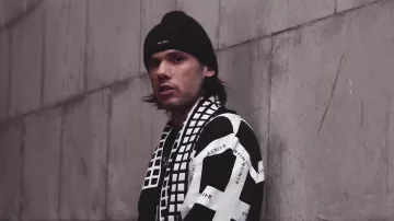 Le sweatshirt à carreaux noir et blanc Avnier de Orelsan dans son clip Tout ce que je sais feat. YBN Cordae