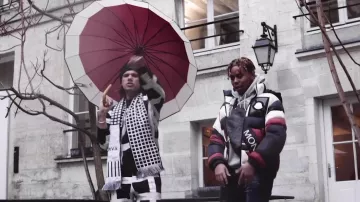 L'écharpe à carreaux blanches et noires Avnier de Orelsan dans son clip Tout ce que je sais feat. YBN Cordae