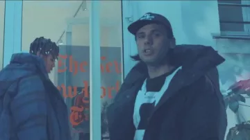 La doudoune noire Etudes portée par Orelsan dans son clip Tout ce que je sais feat. YBN Cordae