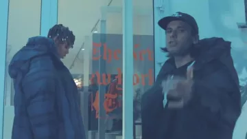 La casquette bleue New York Times portée par Orelsan dans le clip OrelSan - Tout ce que je sais (feat. YBN Cordae)