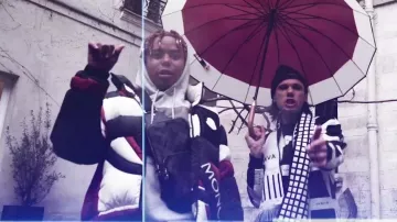 La sacoche en cuir à damier grise et noire Louis Vuitton de YBN Cordae dans le clio Tout ce que je sais de OrelSan