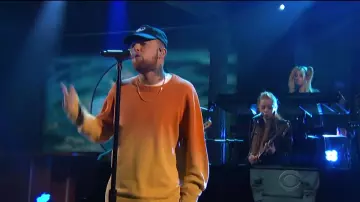 Dégradé orange chandail porté par Mac Miller dans la vidéo Youtube Mac Miller Effectue 'Échelles' Avec Jon Batiste Et Rester Humain